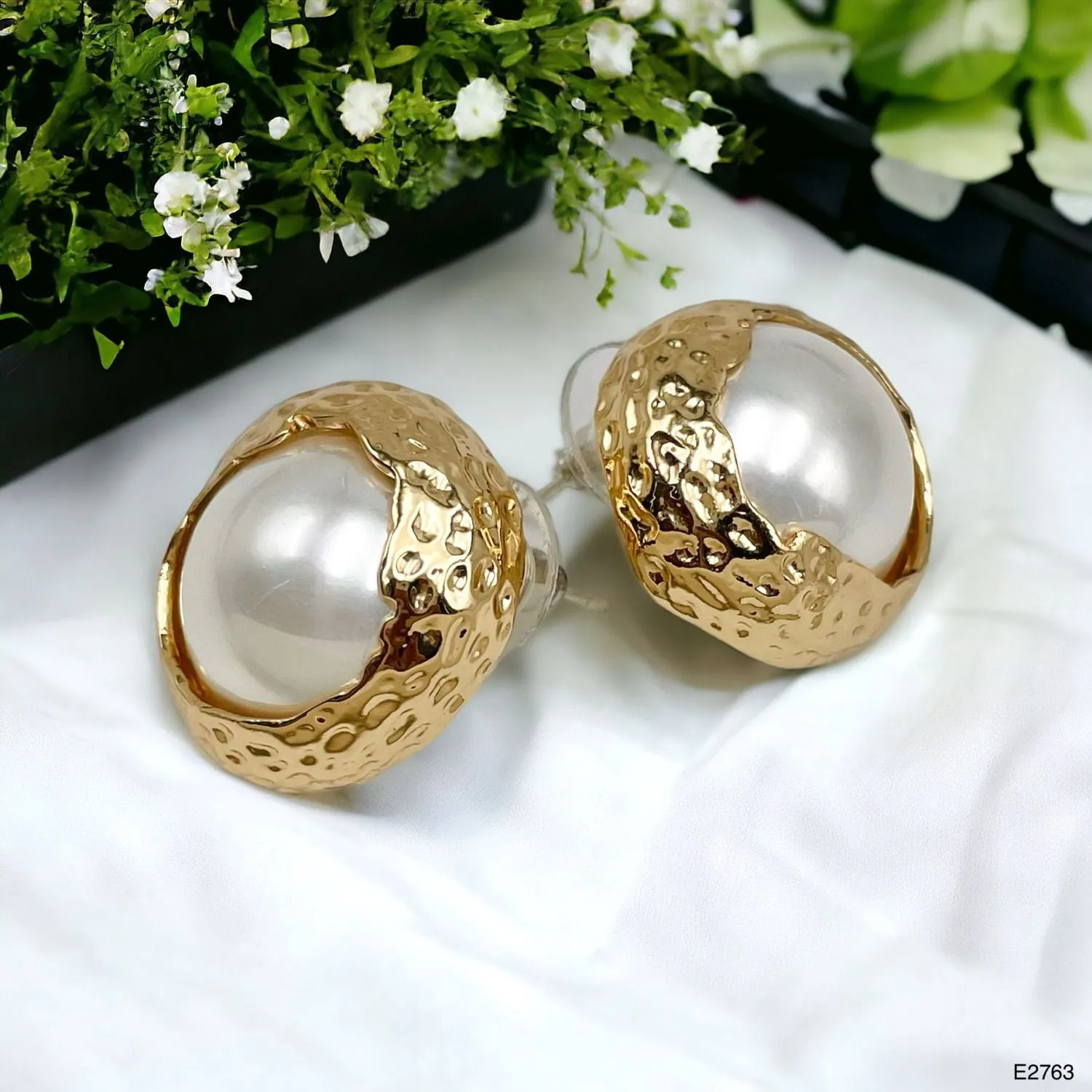 12 Mm Pearl Beaten 18K Gold White Anti Tarnish Stud Earring For Women