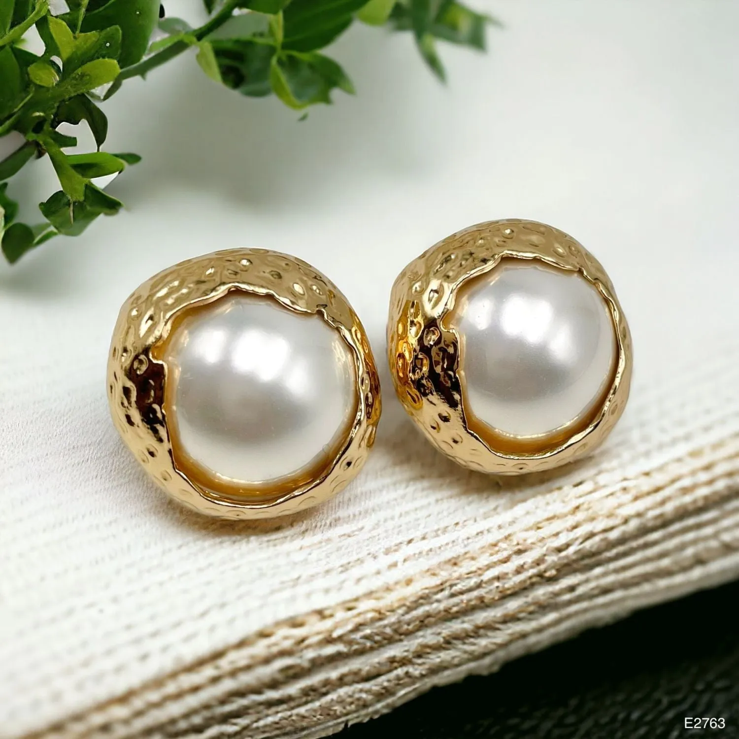 12 Mm Pearl Beaten 18K Gold White Anti Tarnish Stud Earring For Women