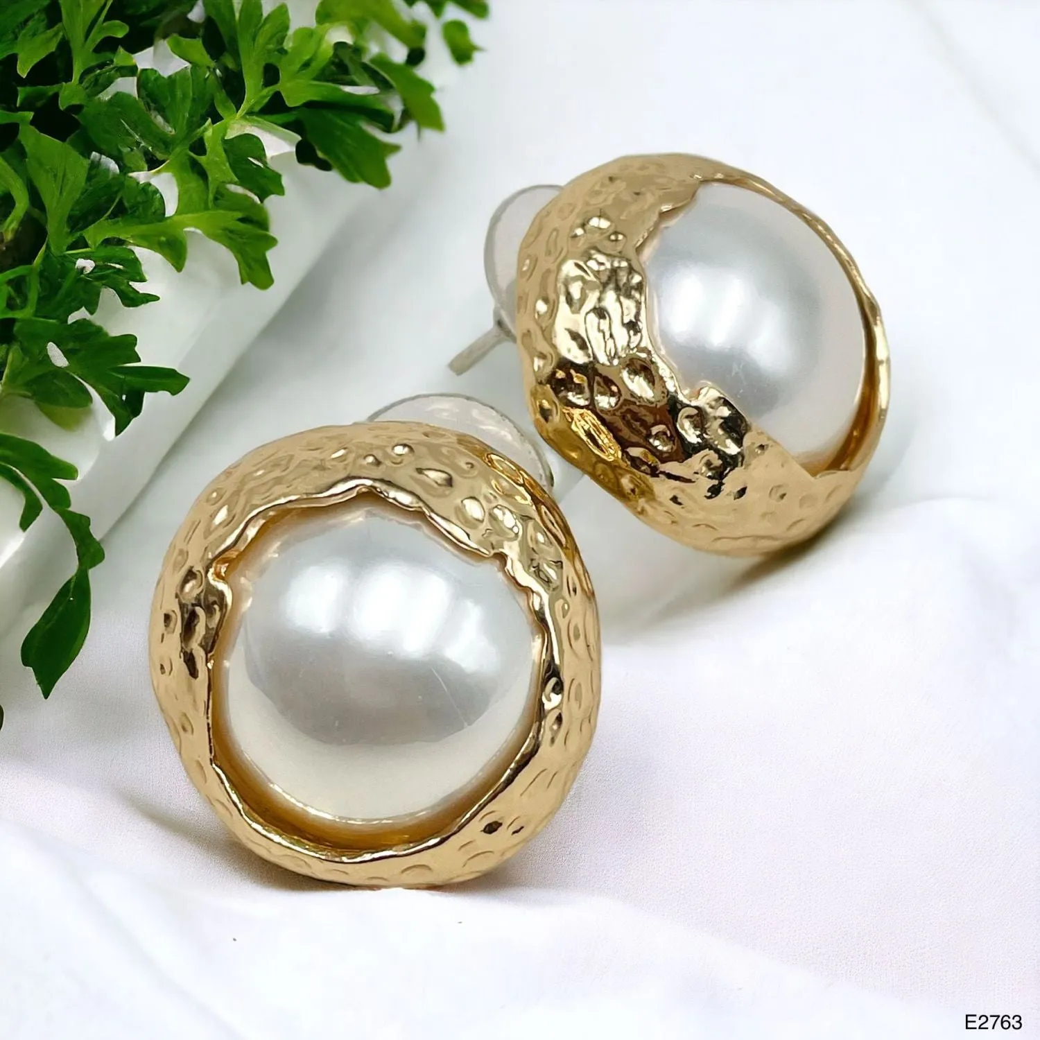 12 Mm Pearl Beaten 18K Gold White Anti Tarnish Stud Earring For Women