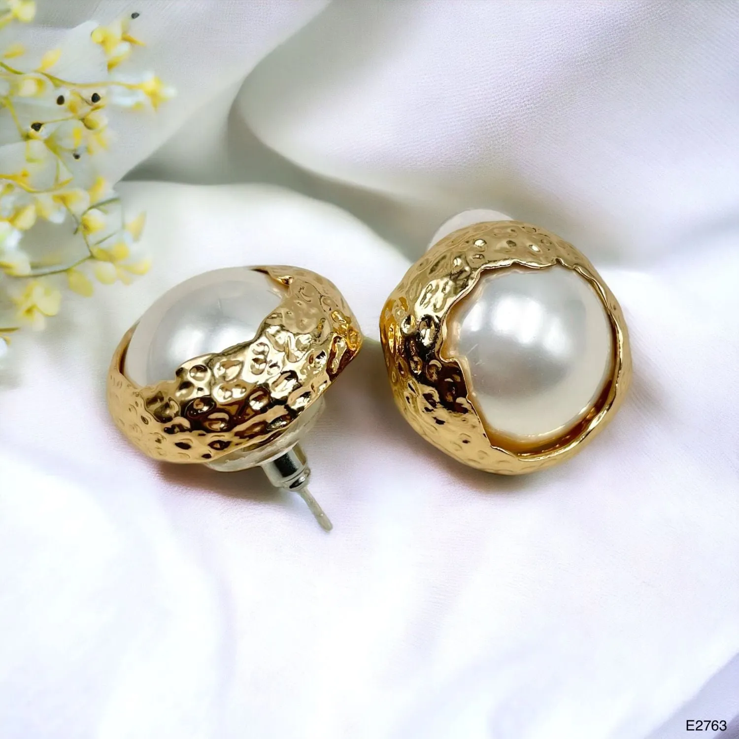 12 Mm Pearl Beaten 18K Gold White Anti Tarnish Stud Earring For Women